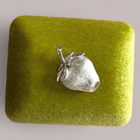 Vintage Crown Trifari Strawberry Brooch Brushed Silver Tone Signed Fruit Pin - Picture 2 of 5